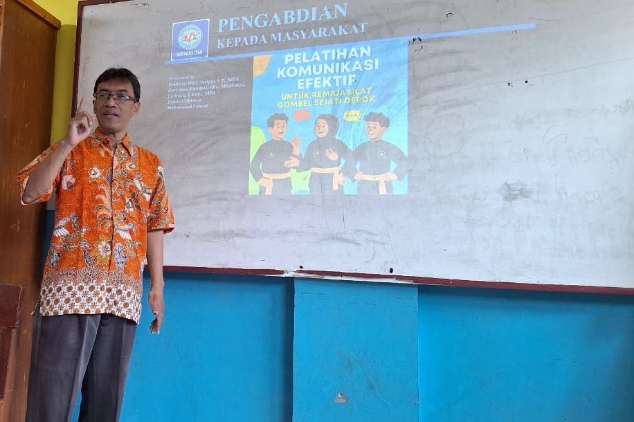 KOMUNIKASI EFEKTIF: Tim Universitas Bina Sarana Informatika (UBSI) mewujudkan kegiatan pengabdian kepada masyarakat (PKM) dengan memberikan pelatihan “Komunikasi Efektif Bagi Kalangan Remaja pada Perguruan Silat Gombel Sejati Depok, Jawa Barat, Sabtu (11/10/2025. PERSIAPAN: Tutor pelatihan mempersiapkan materi yang akan diberikan kepada para remaja yang tergabung dalam Perguruan Silat Gombel Sejati Depok.