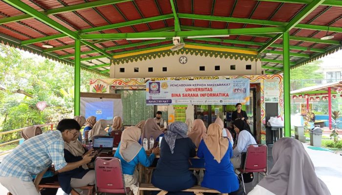 Pelatihan Desain Poster Digital Menggunakan Canva pada Kader PKK Kelurahan Bambu Apus